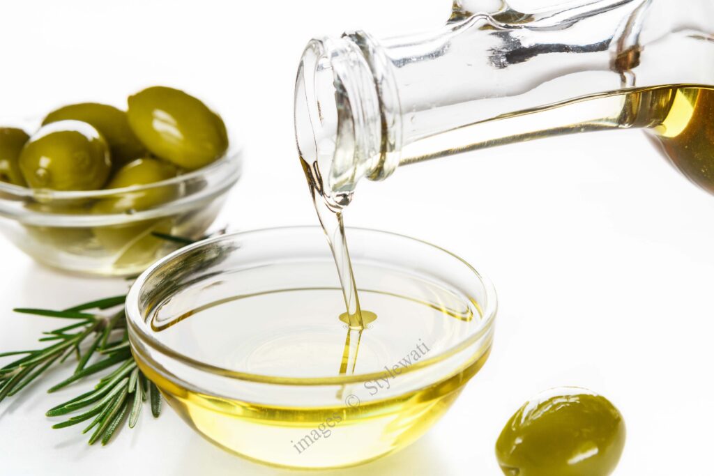 Olive Oil use to get beautiful eyelashes at home by Stylewati