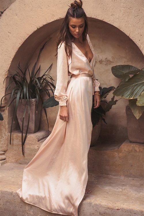 A perfect hairstyle-10 styling ideas when you buy a maxi dress