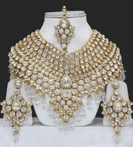 Diamond jewellery set-Indian Bridal Jewellery Sets that We Totally Love-by stylewati