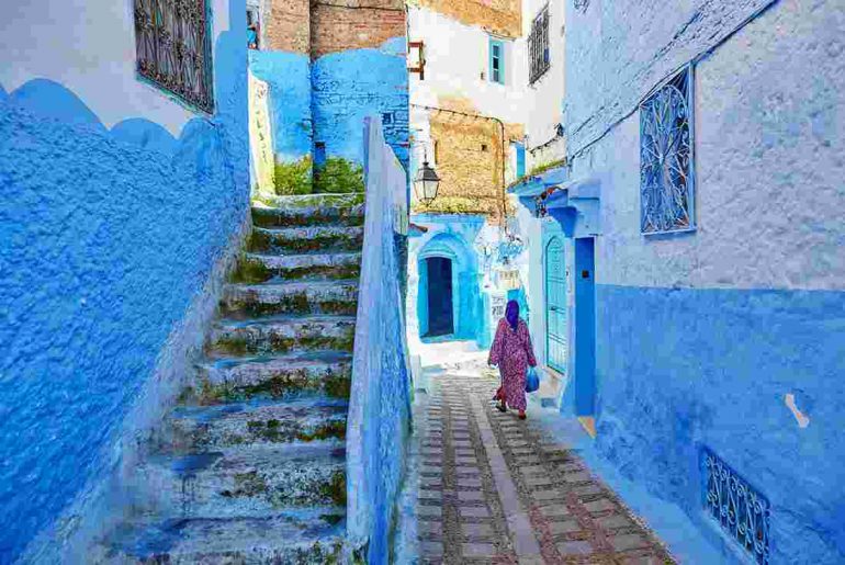 Morocco-Chefchaouen-Medina-Woman-Alley-Blue-770x515