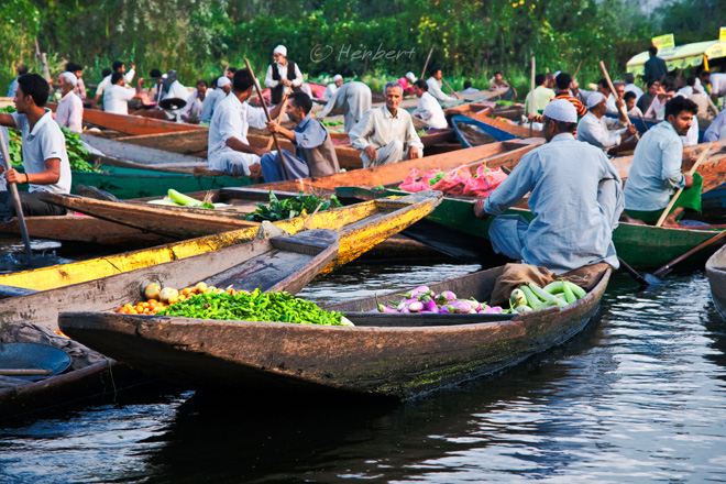 FLOATING MARKET, SRINAGAR-10 most iconic markets in India you have to explore in 2021-By stylewati