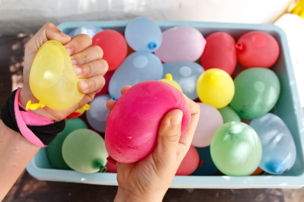 ballons holi -5 Ways In Which You Can Play Holi With Her- by stylewati
