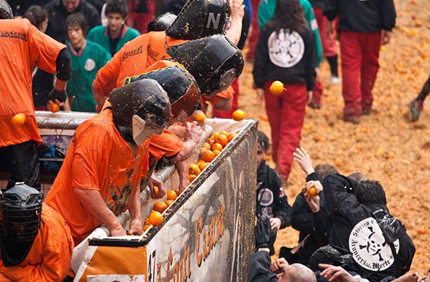 orange battle - Amazing holi-like festivals across the world - by stylewati